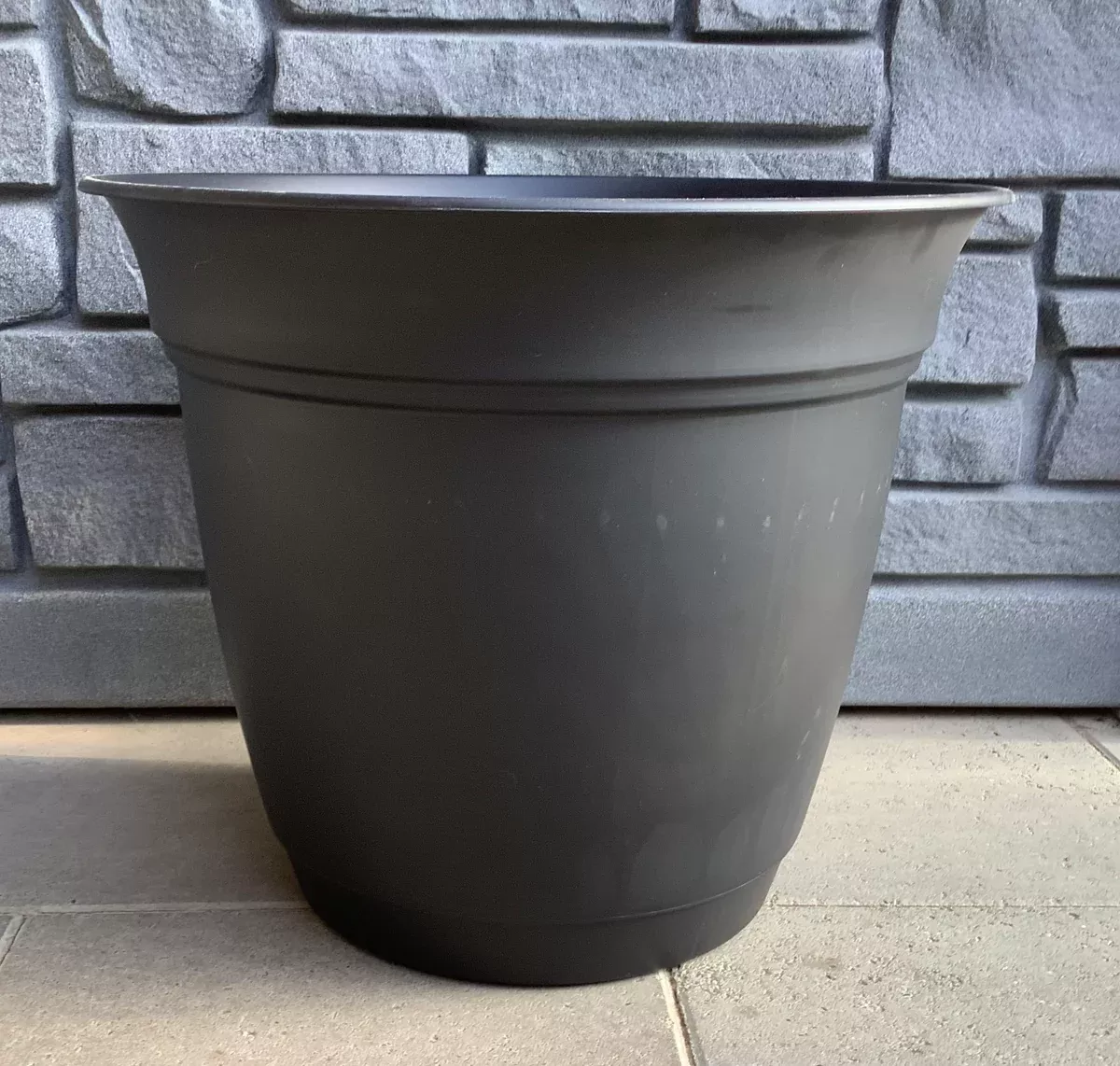 20" Eclipse Round Planter - Black
