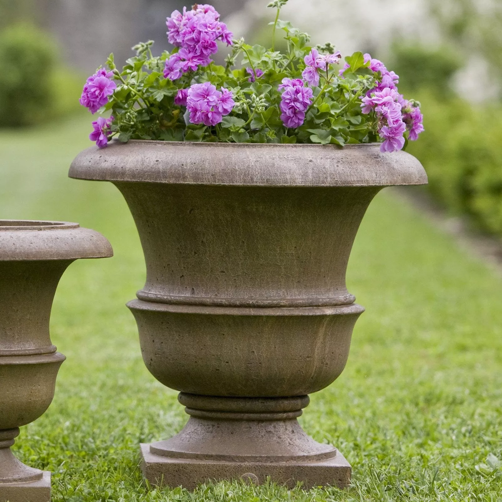 williamsburg-wren-large-garden-planter Williamsburg Wren Large Garden Planter